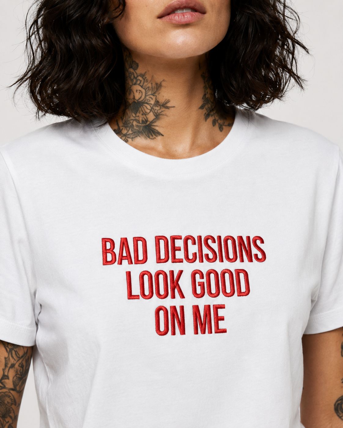 BAD DECISIONS LOOK GOOD ON ME – besticktes Damen Shirt, Statement T-Shirt aus Bio-Baumwolle, Geschenk für Freundin, freches Shirt in Weiß oder Schwarz