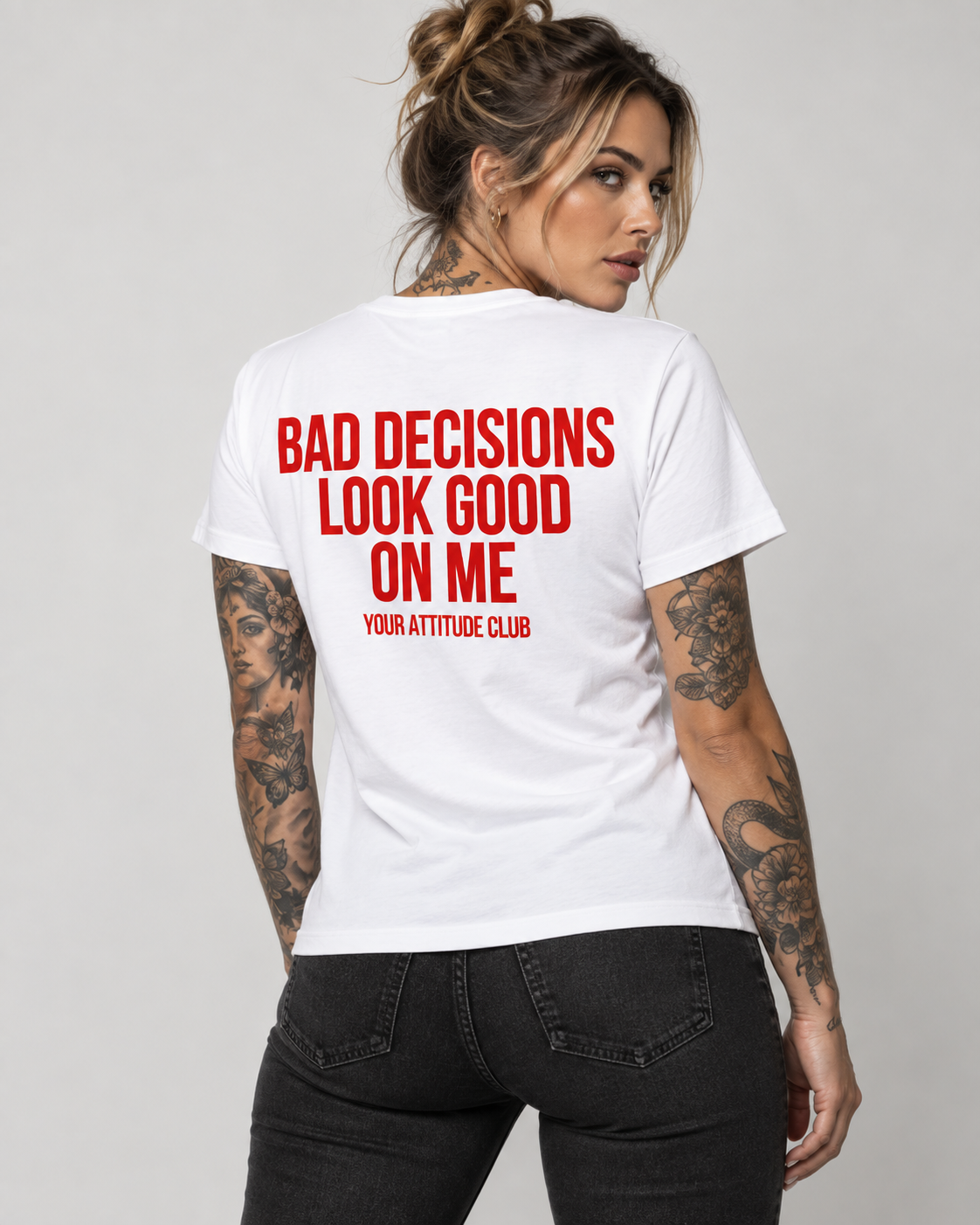 BAD DECISIONS LOOK GOOD ON ME – Unisex Statement T-Shirt Weiß mit rotem Backprint | freches Sprüche Shirt