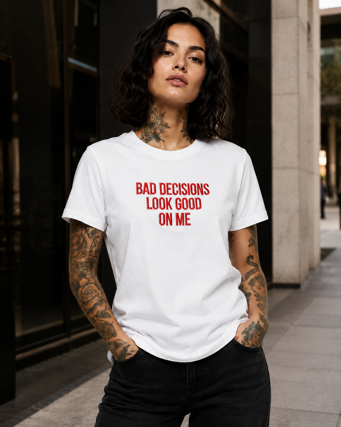 BAD DECISIONS LOOK GOOD ON ME – besticktes Damen Shirt, Statement T-Shirt aus Bio-Baumwolle, Geschenk für Freundin, freches Shirt in Weiß oder Schwarz
