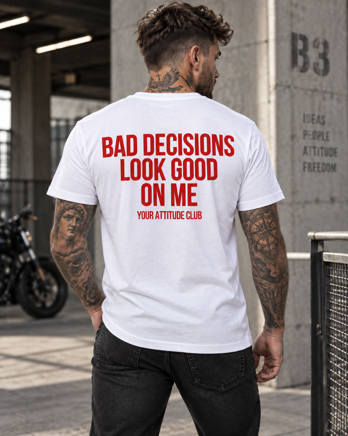 BAD DECISIONS LOOK GOOD ON ME – Unisex Statement T-Shirt Weiß mit rotem Backprint | freches Sprüche Shirt