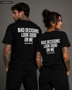 BAD DECISIONS LOOK GOOD ON ME – Weißes Unisex T-Shirt mit rotem Backprint | Regular Fit Statement Shirt | Funny Sarcastic Shirt