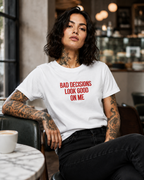 BAD DECISIONS LOOK GOOD ON ME – besticktes Damen Shirt, Statement T-Shirt aus Bio-Baumwolle, Geschenk für Freundin, freches Shirt in Weiß oder Schwarz