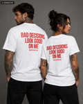 BAD DECISIONS LOOK GOOD ON ME – Weißes Unisex T-Shirt mit rotem Backprint | Regular Fit Statement Shirt | Funny Sarcastic Shirt