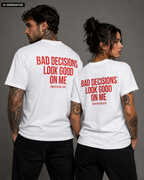 BAD DECISIONS LOOK GOOD ON ME – Weißes Unisex T-Shirt mit rotem Backprint | Regular Fit Statement Shirt | Funny Sarcastic Shirt