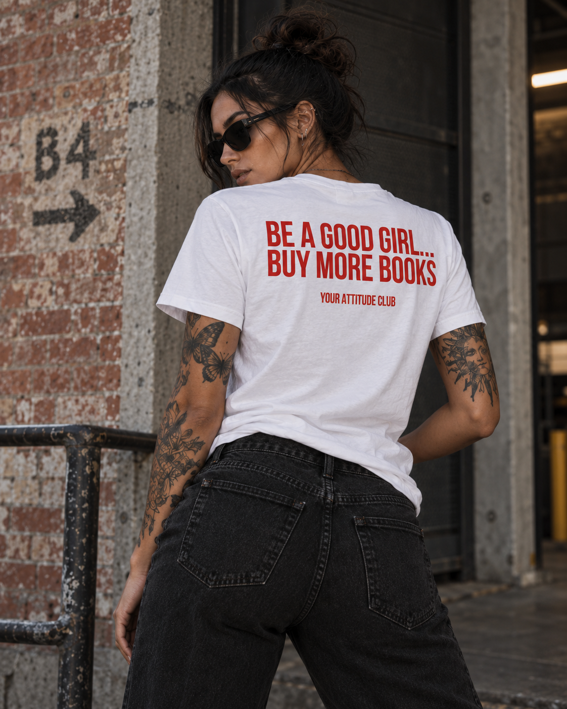 BE A GOOD GIRL... BUY MORE BOOKS – Unisex Statement T-Shirt Weiß mit rotem Backprint | Bücher Sprüche Shirt