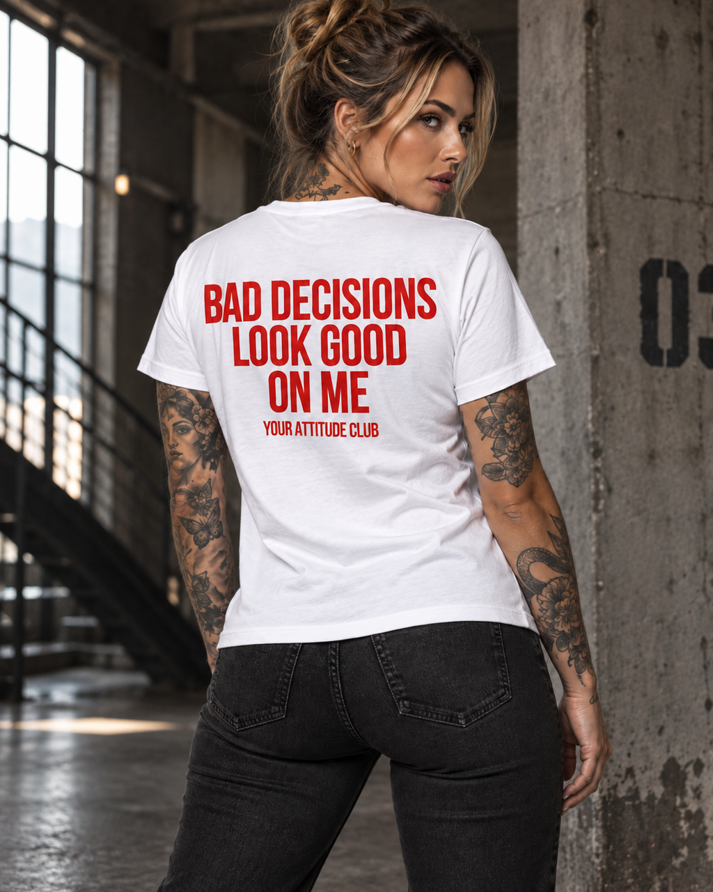 BAD DECISIONS LOOK GOOD ON ME – Unisex Statement T-Shirt Weiß mit rotem Backprint | freches Sprüche Shirt