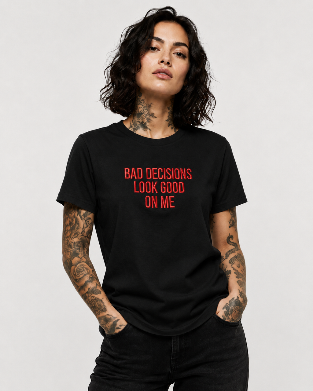 BAD DECISIONS LOOK GOOD ON ME – besticktes Damen Shirt, Statement T-Shirt aus Bio-Baumwolle, Geschenk für Freundin, freches Shirt in Weiß oder Schwarz