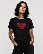 BAD DECISIONS LOOK GOOD ON ME – besticktes Damen Shirt, Statement T-Shirt aus Bio-Baumwolle, Geschenk für Freundin, freches Shirt in Weiß oder Schwarz