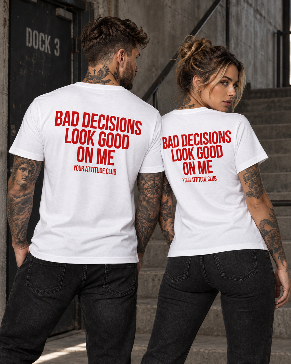 BAD DECISIONS LOOK GOOD ON ME – Unisex Statement T-Shirt Weiß mit rotem Backprint | freches Sprüche Shirt