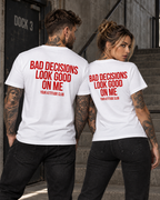 BAD DECISIONS LOOK GOOD ON ME – Unisex Statement T-Shirt Weiß mit rotem Backprint | freches Sprüche Shirt