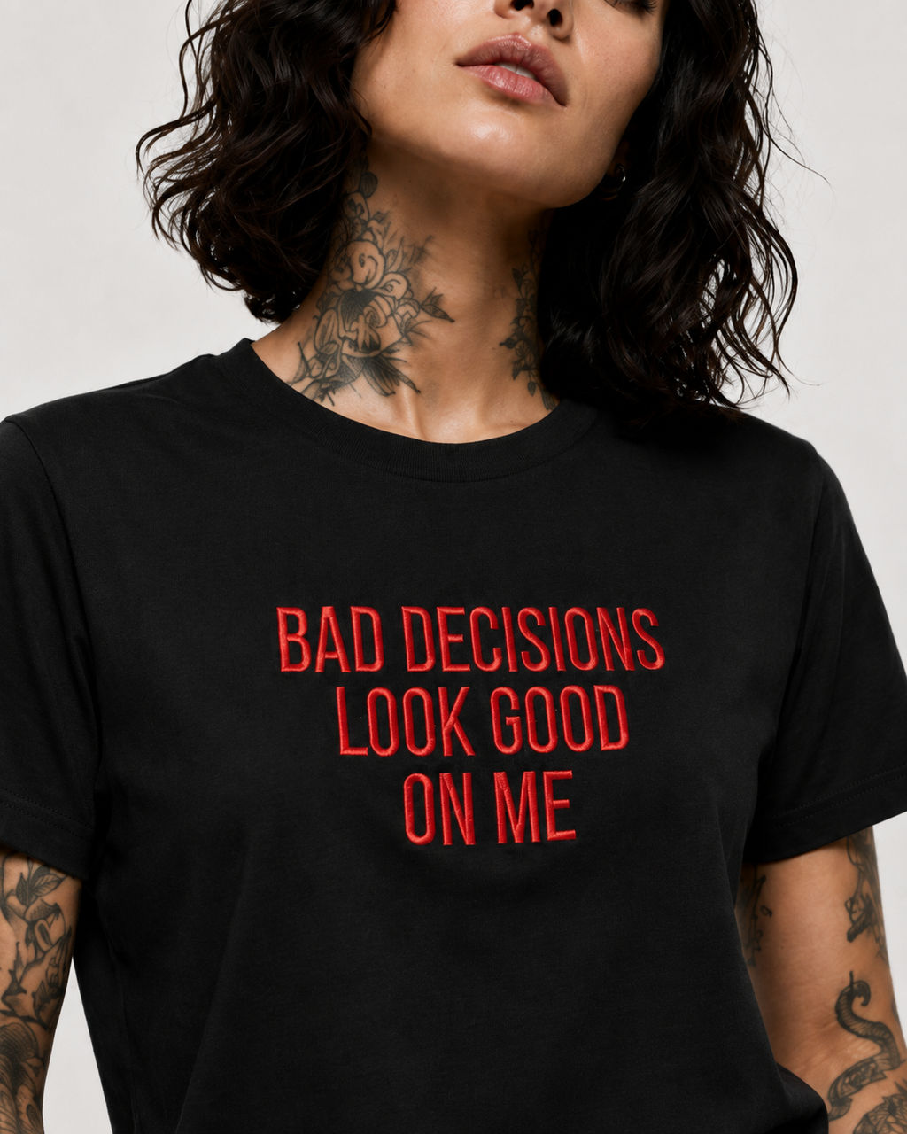 BAD DECISIONS LOOK GOOD ON ME – besticktes Damen Shirt, Statement T-Shirt aus Bio-Baumwolle, Geschenk für Freundin, freches Shirt in Weiß oder Schwarz