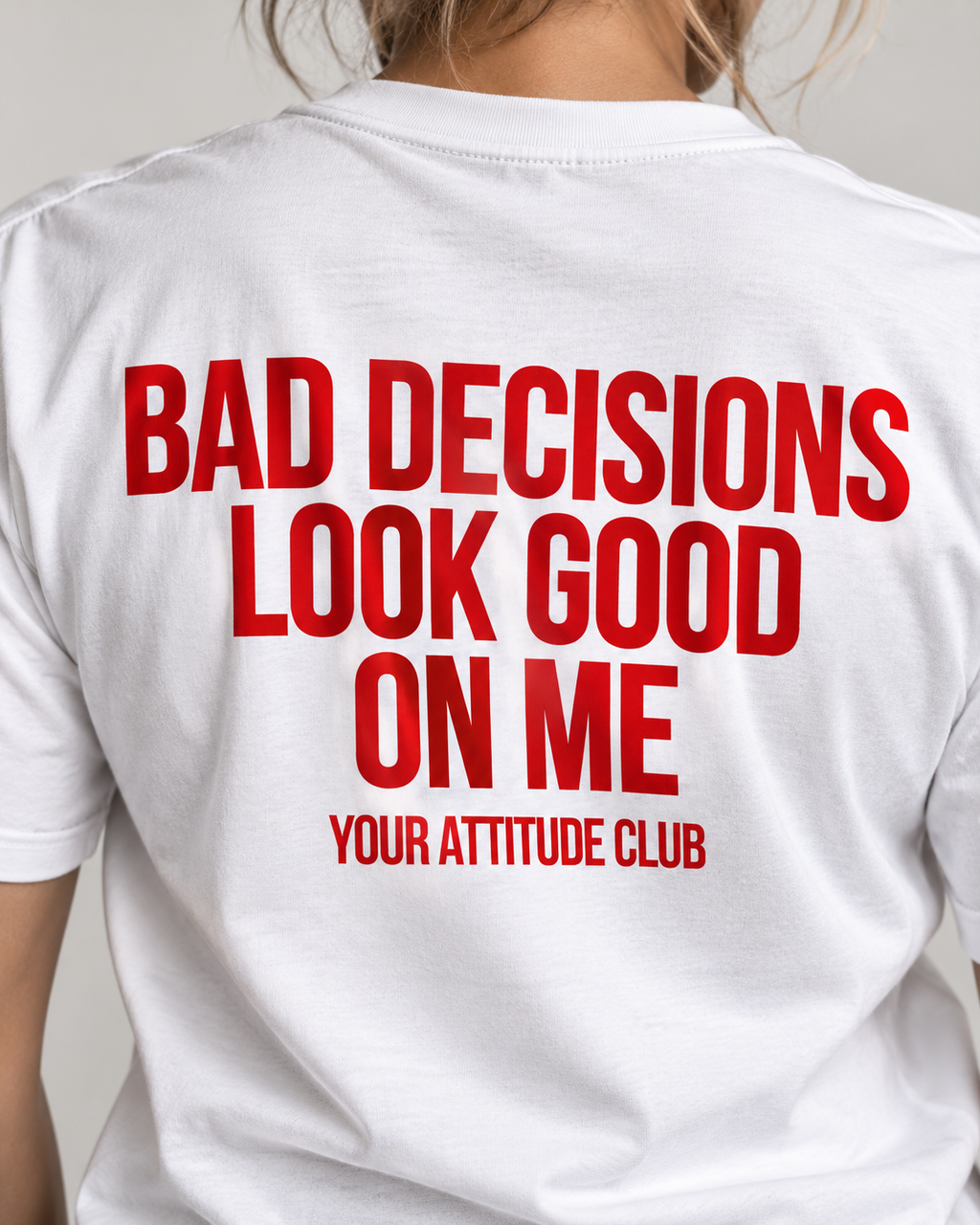 BAD DECISIONS LOOK GOOD ON ME – Unisex Statement T-Shirt Weiß mit rotem Backprint | freches Sprüche Shirt