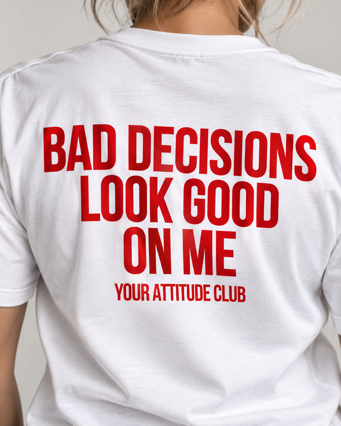 BAD DECISIONS LOOK GOOD ON ME – Unisex Statement T-Shirt Weiß mit rotem Backprint | freches Sprüche Shirt
