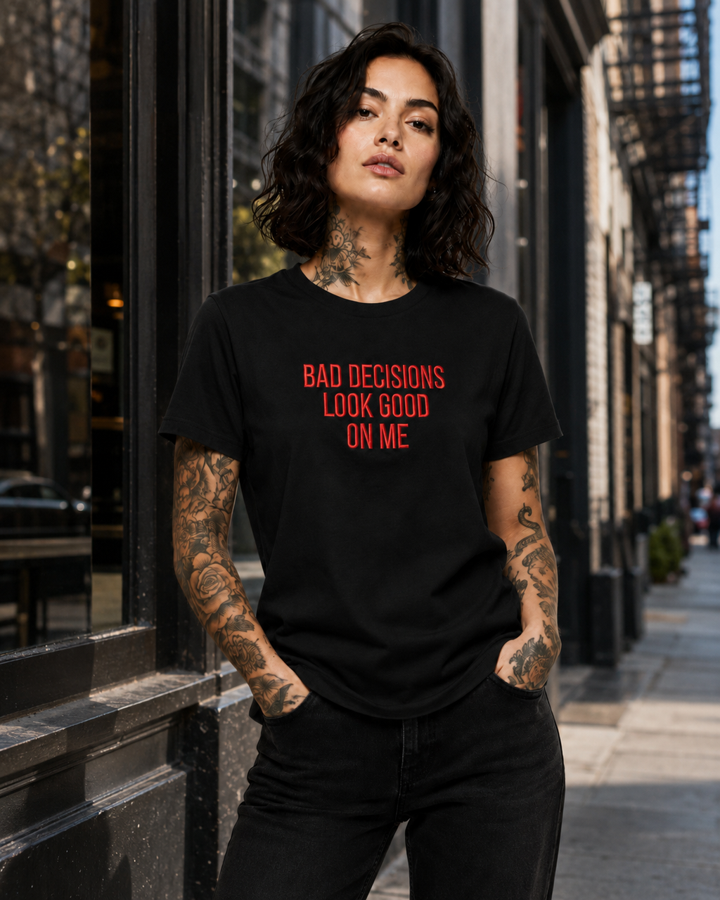BAD DECISIONS LOOK GOOD ON ME – besticktes Damen Shirt, Statement T-Shirt aus Bio-Baumwolle, Geschenk für Freundin, freches Shirt in Weiß oder Schwarz