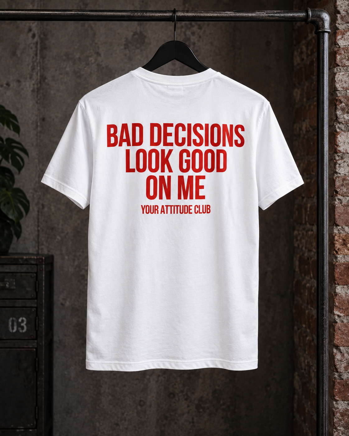 BAD DECISIONS LOOK GOOD ON ME – Unisex Statement T-Shirt Weiß mit rotem Backprint | freches Sprüche Shirt