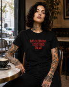 BAD DECISIONS LOOK GOOD ON ME – besticktes Damen Shirt, Statement T-Shirt aus Bio-Baumwolle, Geschenk für Freundin, freches Shirt in Weiß oder Schwarz