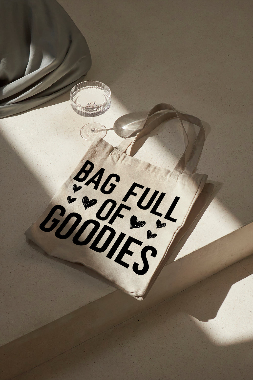 BAG FULL OF GOODIES Baumwollbeutel beige Stofftasche mit Spruch Geschenkidee Valentinstag Galentinesday Shopper nachhaltig Tragetasche 38x42