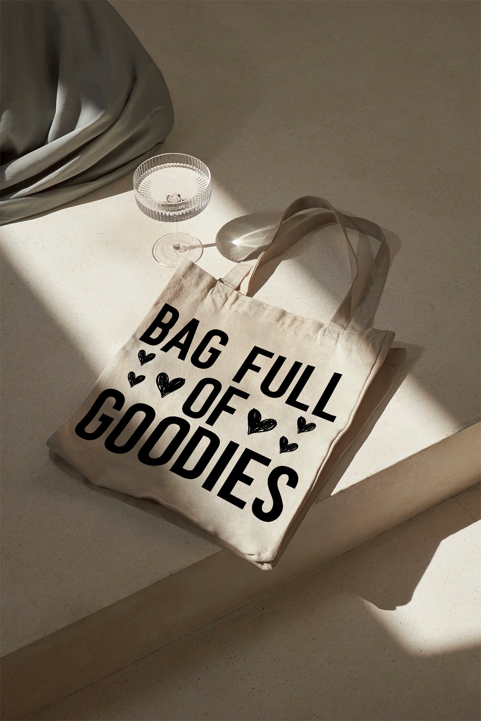 BAG FULL OF GOODIES Baumwollbeutel beige Stofftasche mit Spruch Geschenkidee Valentinstag Galentinesday Shopper nachhaltig Tragetasche 38x42