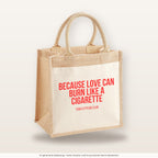 Because love can burn like a cigarette – Jutetasche mit Spruch, mittlere Jutetasche 30 × 30 cm