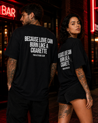 BECAUSE LOVE CAN BURN LIKE A CIGARETTE – schwarzes Unisex Oversize Shirt mit weißem Backprint, Statement T-Shirt, Dating Humor, Streetwear