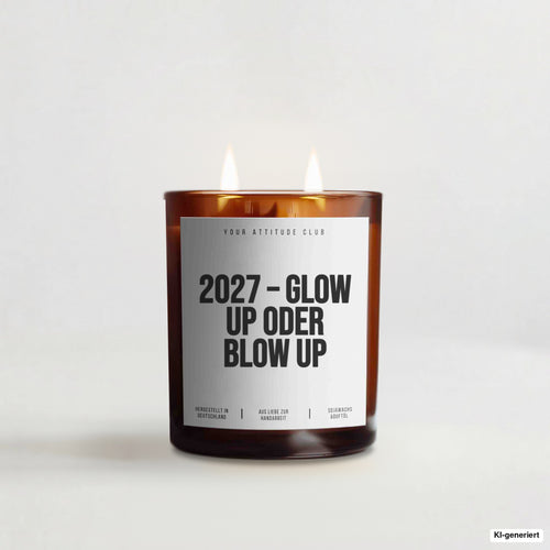 „2027 – Glow up oder Blow up“ – Duftkerze mit Spruch im Bernstein-Becherglas mit 2 Dochten