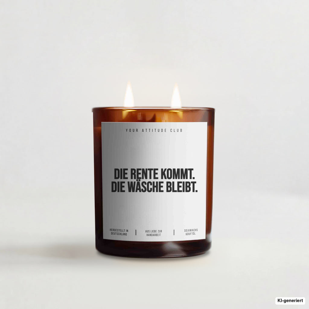 „Die Rente kommt. Die Wäsche bleibt.“ – Duftkerze mit Spruch im Bernstein-Becherglas mit 2 Dochten