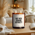 Kerze „Hat hier jemand gefurzt?“ als Geschenk auf dem Wohnzimmertisch