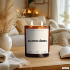 Kerze „Katzenfurz-Löscher“ als Geschenk auf dem Wohnzimmertisch
