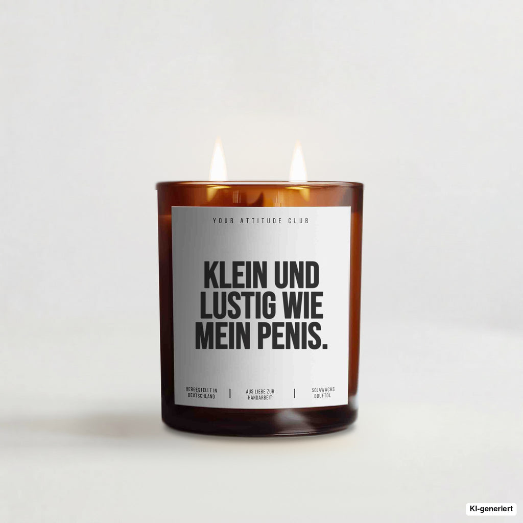 „Klein und lustig wie mein Penis.“ – Duftkerze mit Spruch im Bernstein-Becherglas mit 2 Dochten