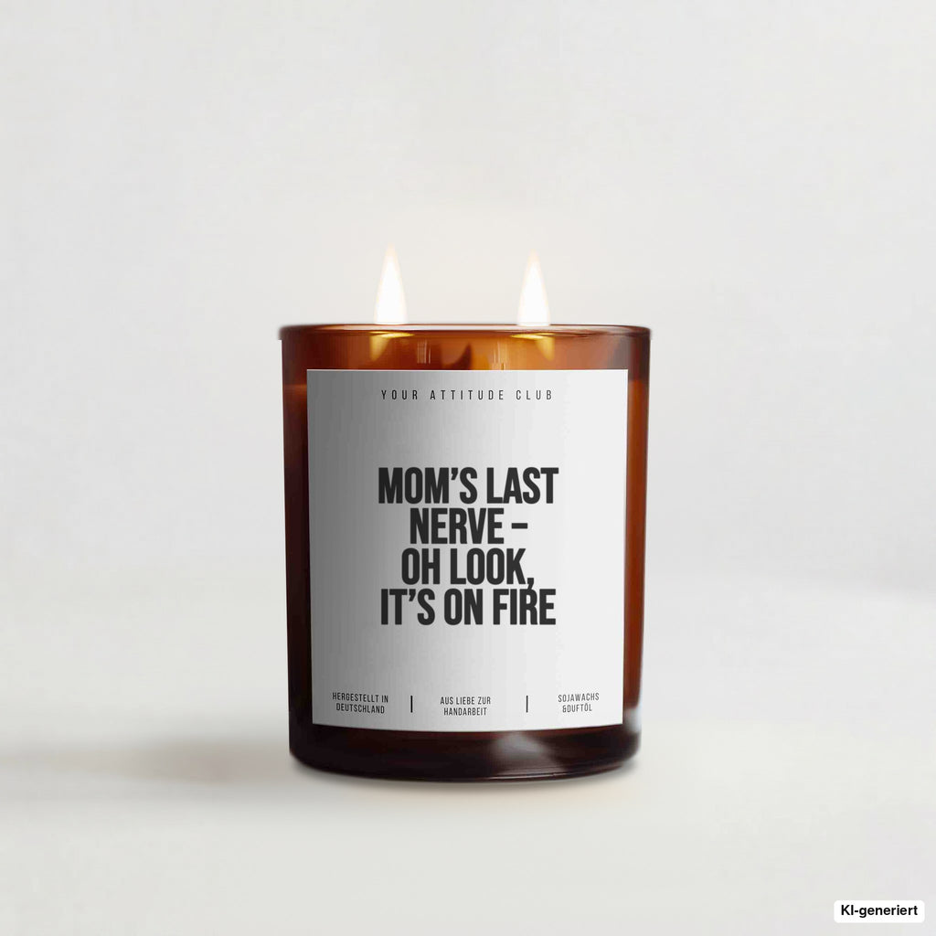 „Mom’s last nerve – oh look, it’s on fire“ – Duftkerze mit Spruch im Bernstein-Becherglas mit 2 Dochten