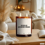 Kerze „Offizieller Katzenfurz-Löscher“ als Geschenk auf dem Wohnzimmertisch
