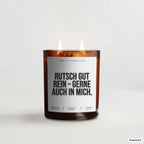 „Rutsch gut rein – gerne auch in mich.“ – Duftkerze mit Spruch im Bernstein-Becherglas mit 2 Dochten