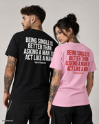 BEING SINGLE IS BETTER THAN ASKING A MAN TO ACT LIKE A MAN – Weißes Unisex T-Shirt mit rotem Backprint | Regular Fit Statement Shirt