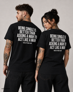 BEING SINGLE IS BETTER THAN ASKING A MAN TO ACT LIKE A MAN – Rosa Unisex T-Shirt mit rotem Backprint | Regular Fit Statement Shirt