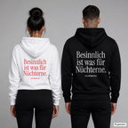 Besinnlich ist was für Nüchterne – Hoodie mit Backprint, Frau in Weiß mit rotem und Mann in Schwarz mit weißem Aufdruck