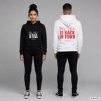Big Dick is Back in Town – Hoodie unisex mit Frontprint (Frau, Schwarz) und Backprint (Mann, Weiß)