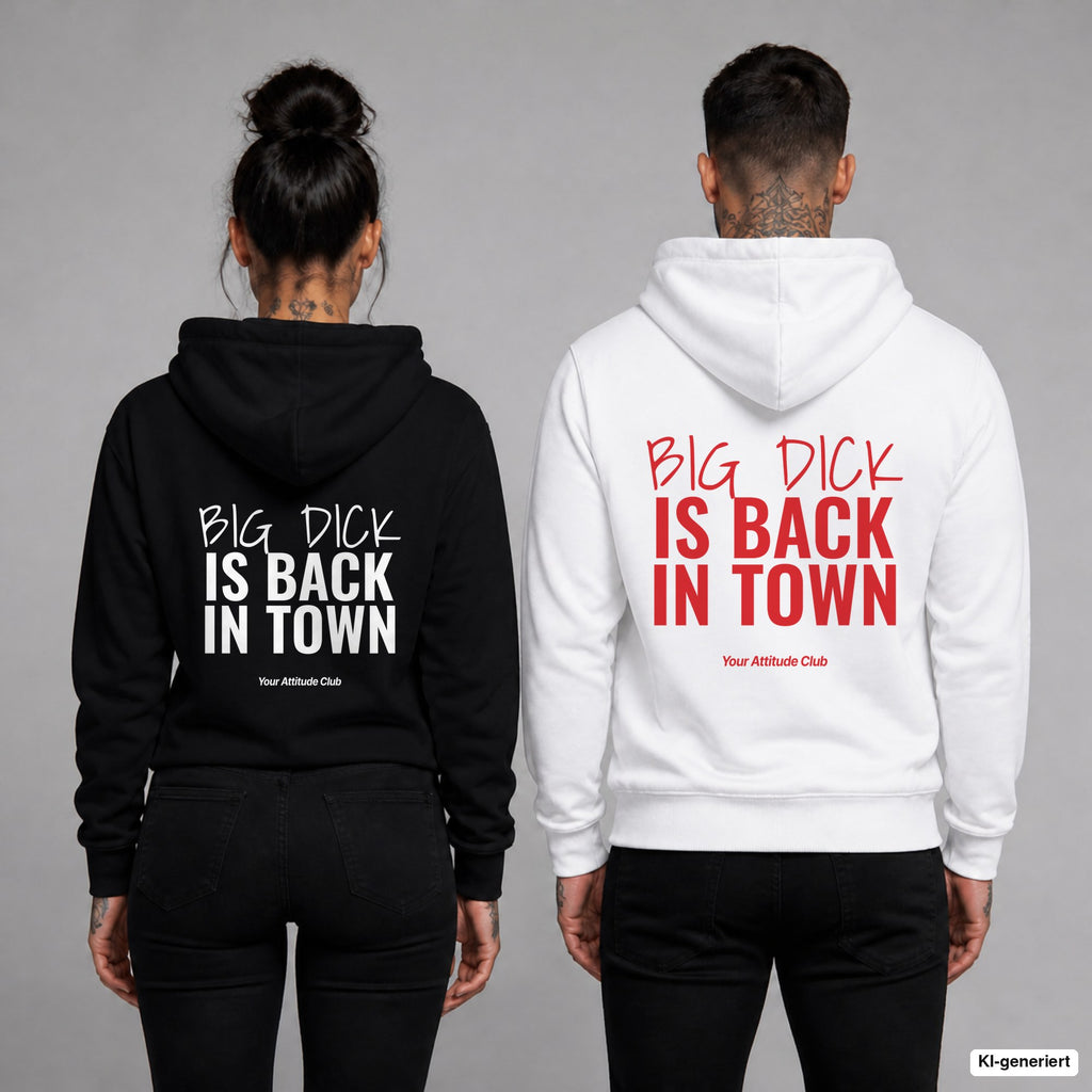 Big Dick is Back in Town – Hoodie mit Backprint, Frau in Schwarz und Mann in Weiß