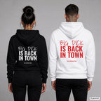 Big Dick is Back in Town – Hoodie mit Backprint, Frau in Schwarz und Mann in Weiß