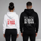 Big Dick is Back in Town – Hoodie mit Backprint, Frau in Weiß mit rotem und Mann in Schwarz mit weißem Aufdruck