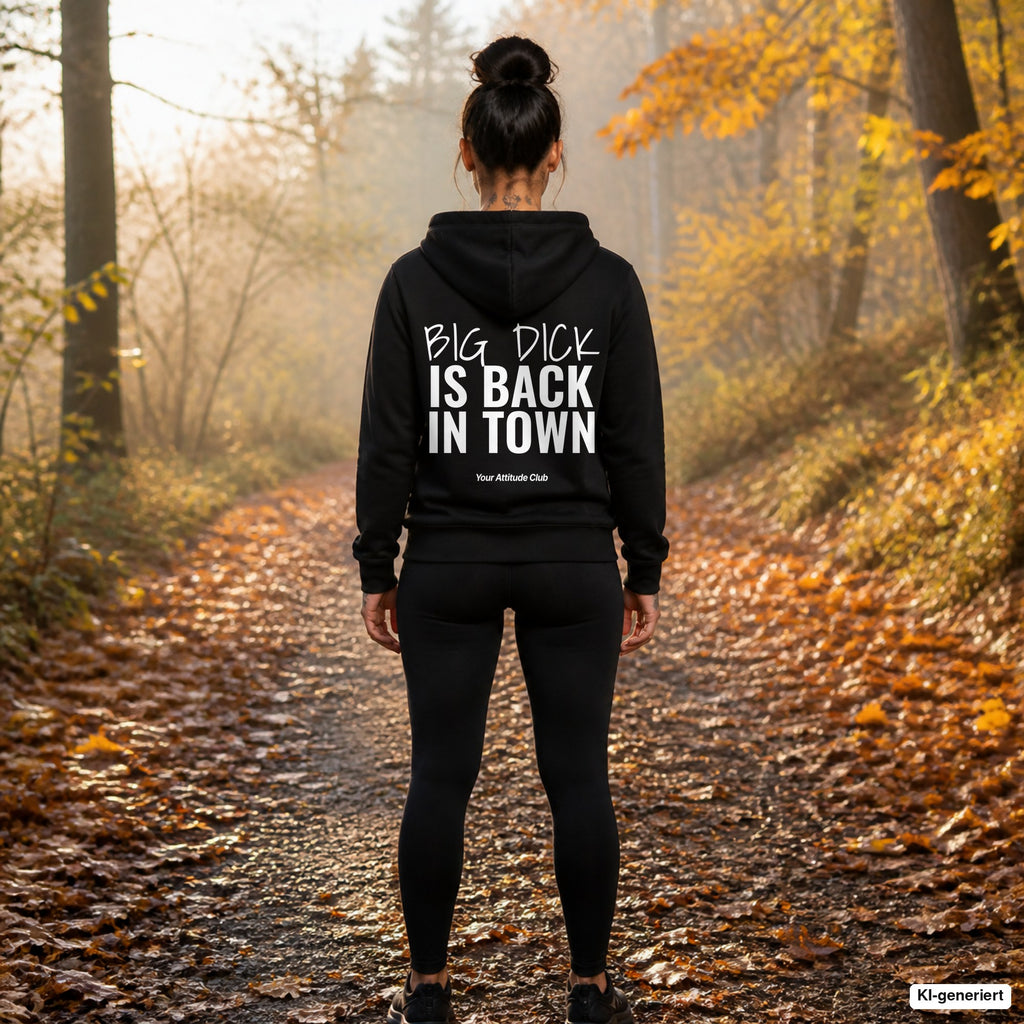 Big Dick is Back in Town – schwarzer Hoodie mit weißem Backprint, Damen beim Joggen im Herbst