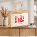 Big Dick is Back in Town – Jutetasche mit Spruch, auf dem Sideboard im Flur