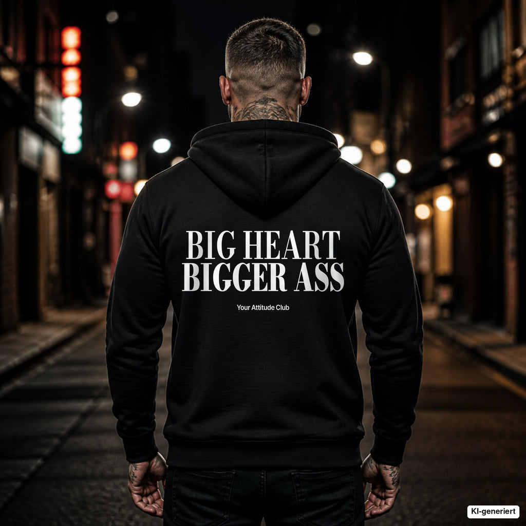 Big Heart Bigger Ass – schwarzer Hoodie mit weißem Backprint, Herren in der Stadt bei Nacht