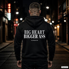 Big Heart Bigger Ass – schwarzer Hoodie mit weißem Backprint, Herren in der Stadt bei Nacht