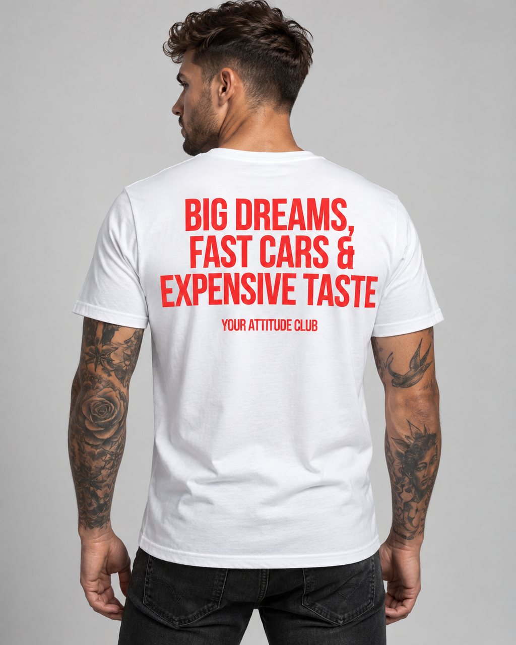 BIG DREAMS, FAST CARS & EXPENSIVE TASTE – Unisex Statement T-Shirt Weiß mit rotem Backprint | Lifestyle Sprüche Shirt