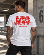 BIG DREAMS, FAST CARS & EXPENSIVE TASTE – Unisex Statement T-Shirt Weiß mit rotem Backprint | Lifestyle Sprüche Shirt