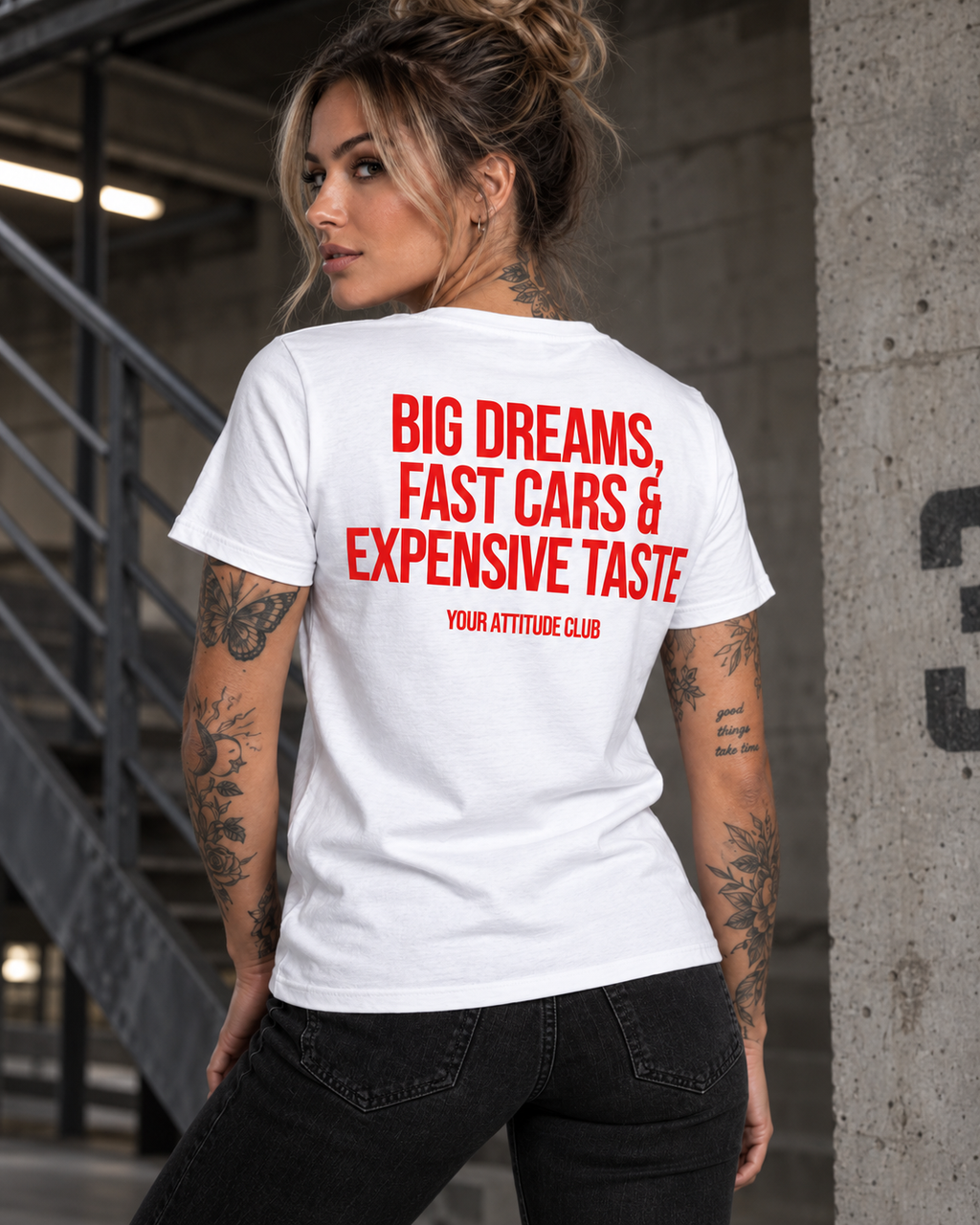 BIG DREAMS, FAST CARS & EXPENSIVE TASTE – Unisex Statement T-Shirt Weiß mit rotem Backprint | Lifestyle Sprüche Shirt