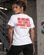 BIG DREAMS, FAST CARS & EXPENSIVE TASTE – Unisex Statement T-Shirt Weiß mit rotem Backprint | Lifestyle Sprüche Shirt