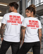 BIG DREAMS, FAST CARS & EXPENSIVE TASTE – Unisex Statement T-Shirt Weiß mit rotem Backprint | Lifestyle Sprüche Shirt