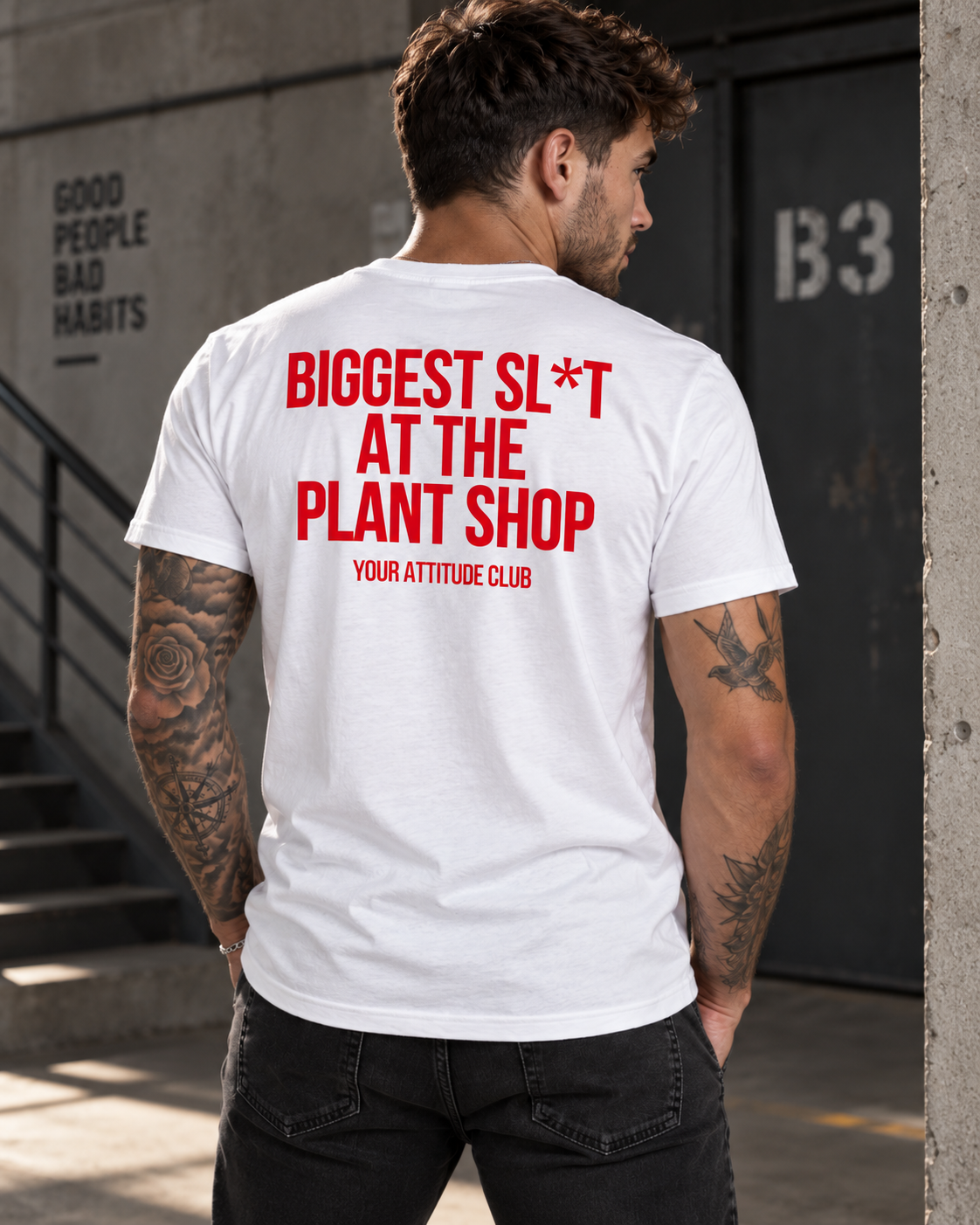 BIGGEST SL*T AT THE PLANT SHOP – Unisex Statement T-Shirt Weiß mit rotem Backprint | freches Pflanzen Sprüche Shirt