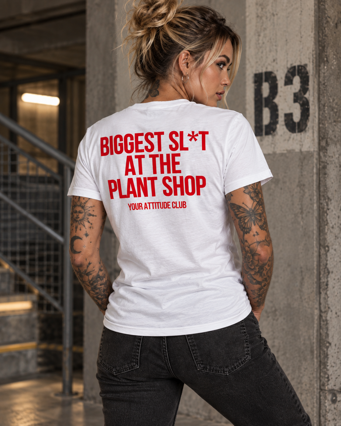 BIGGEST SL*T AT THE PLANT SHOP – Unisex Statement T-Shirt Weiß mit rotem Backprint | freches Pflanzen Sprüche Shirt